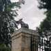 ...sovrastate da due statue di elefanti